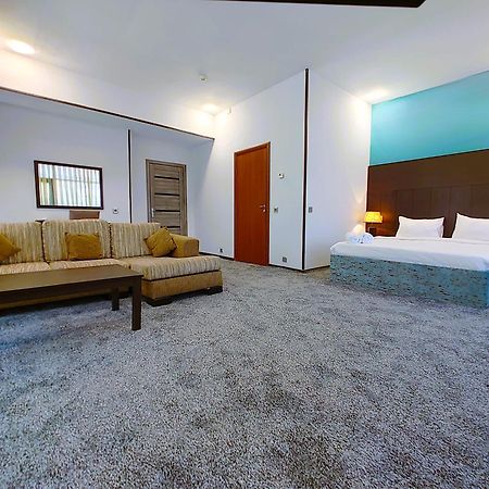 Crossway Hotel Masazir Экстерьер фото